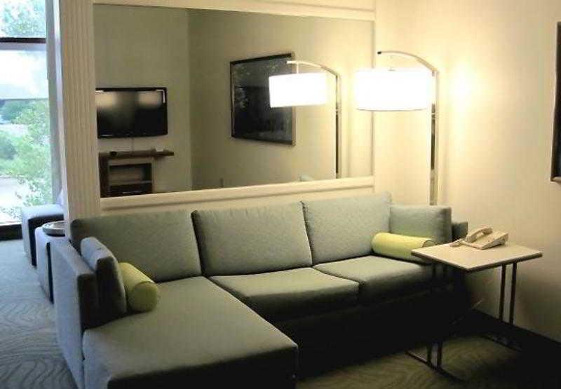 Springhill Suites By Marriott Lawrence Downtown Room photo